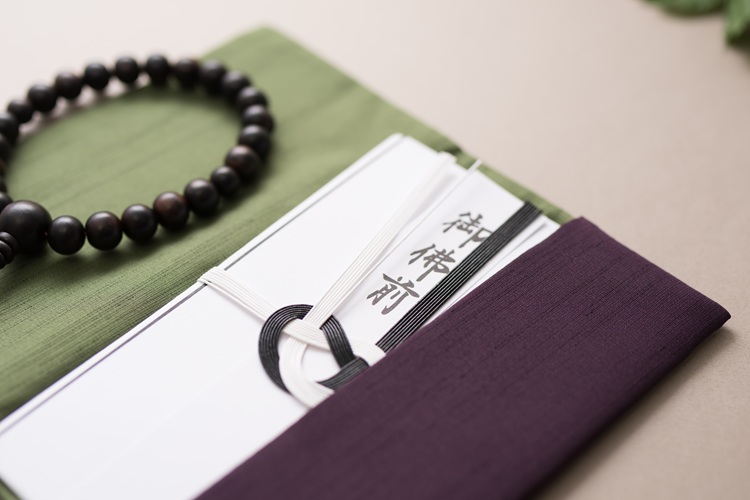 四十九日法要の香典マナーを徹底解説【金額相場や香典袋の書き方】