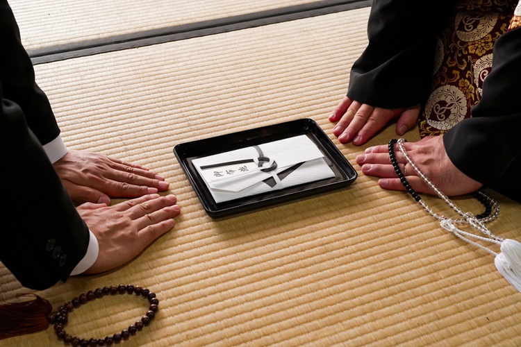 法事ではご遺族はお布施を参列者は香典を包む