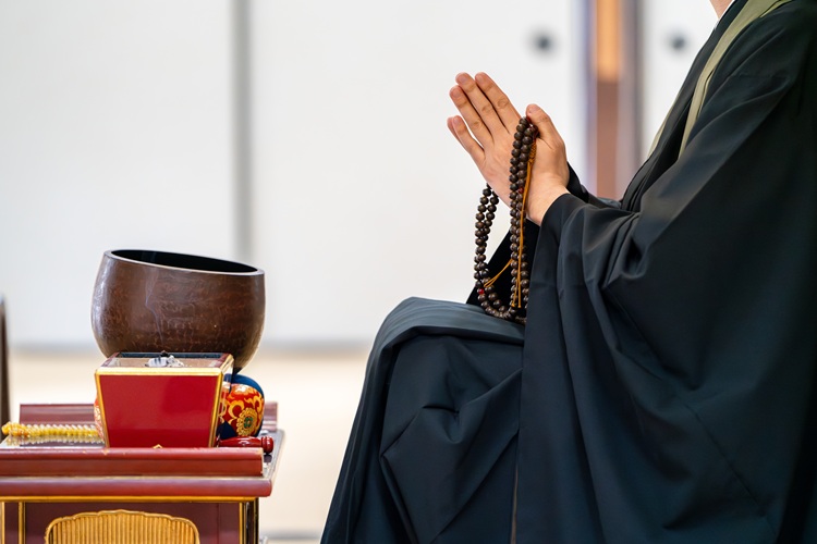 一周忌を家族のみで執り行うご家庭が増えている背景とは？配慮するべきマナーも解説