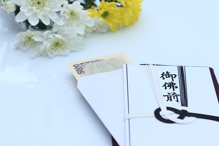 香典を入れる際はお札の向きや封筒の閉じ方に配慮しよう！気になる注意点も解説