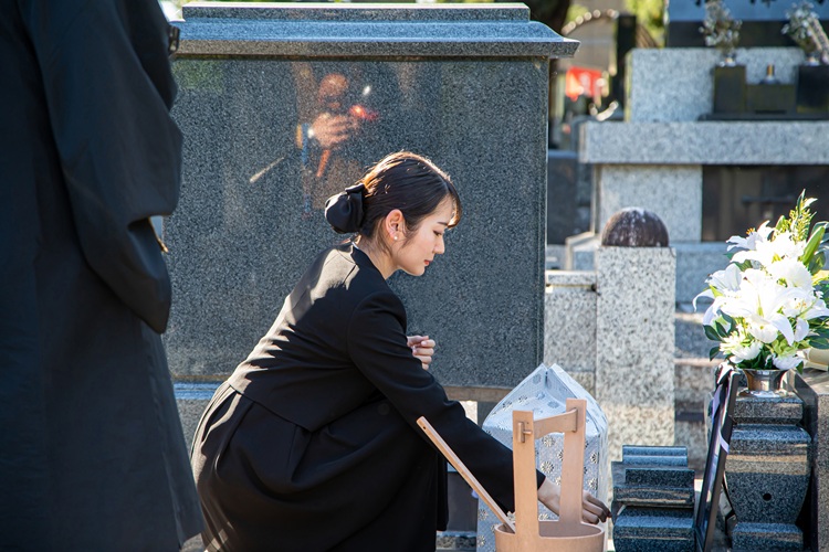 意外と知らない納骨式の服装マナー！家族のみで納骨を行う場合は？