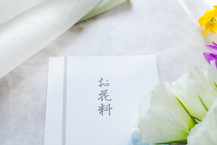 お花代の金額相場・封筒の書き方・マナー・お礼状の例文を徹底紹介