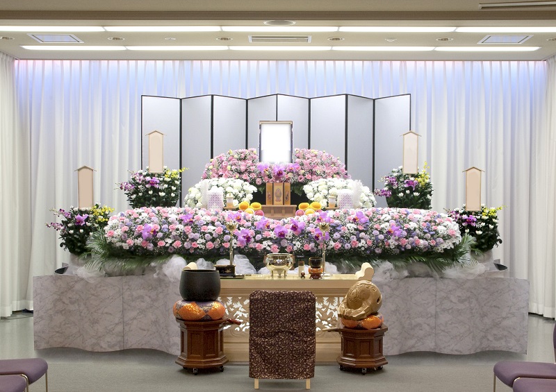 【オリジナル花祭壇】<br />
ご希望の花祭壇をお伝えください。真心込めて平安祭典が、お飾り致します。