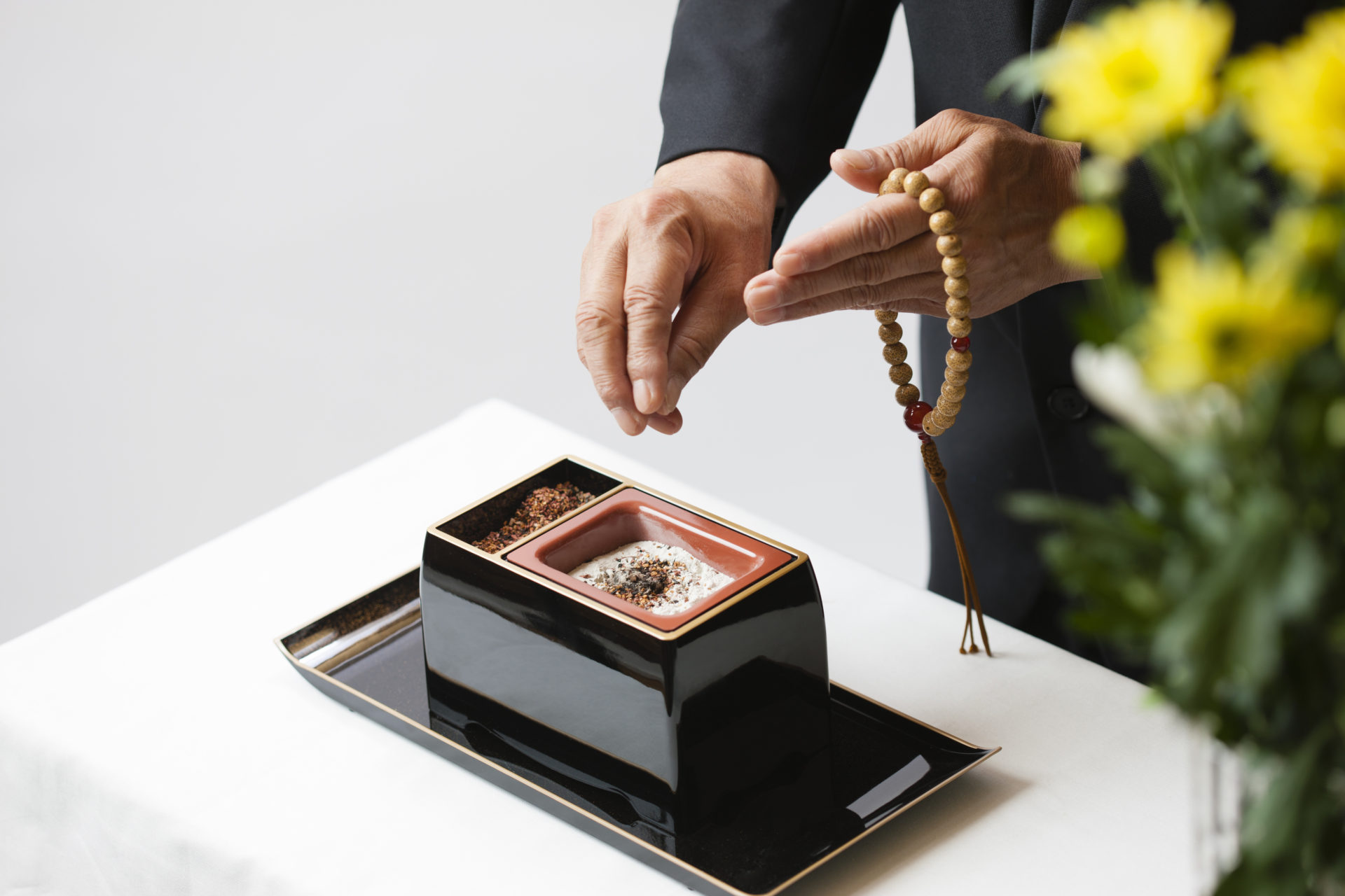 葬儀におけるお焼香の正しいやり方を解説
